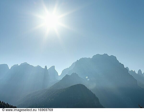 Blick vom Val Rendena auf die Brenta-Dolomiten  die zum UNESCO-Welterbe Dolomiten gehören. Europa  Italien  Trentino  Val Rendena.