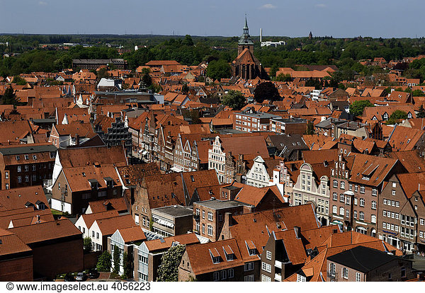 Blick vom Wasserturm auf die Altstadt mit Michaeliskirche  Lüneburg  Niedersachsen  Deutschland  Europa