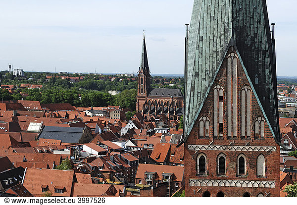 Blick vom Wasserturm auf die Lüneburger Altstadt  vorne St. Johannis  hinten St. Nikolai-Kirche  Lüneburg  Niedersachsen  Deutschland  Europa
