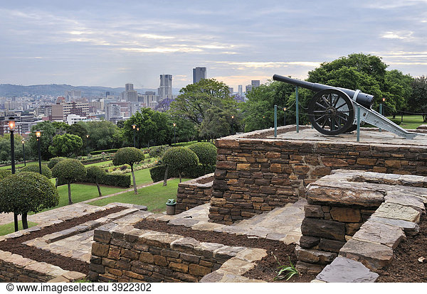 Blick von den Gärten der Union Buildings auf das Stadtzentrum von Pretoria  Südafrika  Afrika