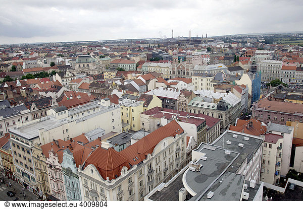 Blick von der Bartholomäuskirche auf die historische Altstadt und das Stadtgebiet in Pilsen  Plzen  Böhmen  Tschechien  Europa