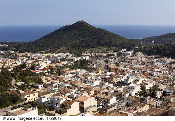 Blick von der Burg auf Capdepera  Mallorca  Balearen  Spanien  Europa