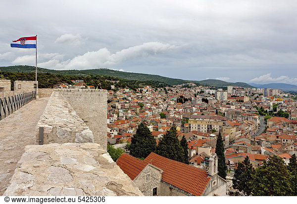 Blick von der Burg auf Sibenik  Mitteldalmatien  Dalmatien  Adriaküste  Kroatien  Europa  ÖffentlicherGrund