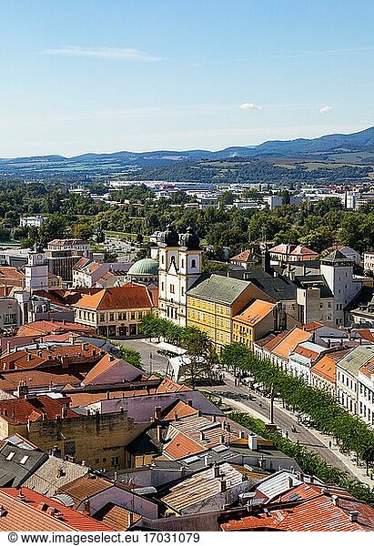 Blick von der Burg Tren?ín zur Piaristenkirche von Francis Xavier  Friedensplatz  Trencin  Slowakei  Europa