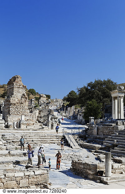 Blick von der Celsusbibliothek zur Kuretenstraße  UNESCO Weltkulturerbe  Ephesos  Ephesus  Efes  Izmir  türkische Ägäis  Westtürkei  Türkei  Asien
