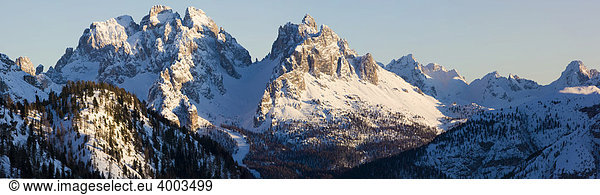 Blick von der Dürrensteinhütte Richtung des Massivs des Monte Cristallo  Panoramabild  Plätzwiese  Dolomiten  Südtirol  Italien  Europa