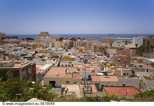Blick von der Festung Alcazaba  hinten der Hafen  Almeria  Andalusien  Spanien  Europa