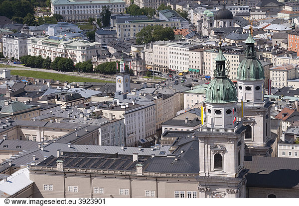 Blick von der Festung auf Altstadt und Dom von Salzburg Österreich Europa