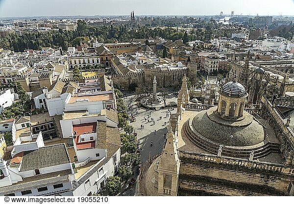 Blick von der Kathedrale auf Plaza del Triunfo  Königspalast Alcázar und die Altstadt von Sevilla Andalusien  Spanien  Europa