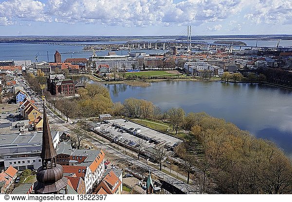 Blick von der Marienkirche über den historischen Stadtkern Hafen und Strelasund Stralsund UNESCO-Welterbe Mecklenburg-Vorpommern Deutschland Europa PublicGround Europa
