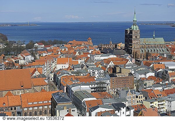Blick von der Marienkirche über den historischen Stadtkern mit Nikolaikirche  Hafen und Strelasund  Stralsund  UNESCO-Welterbe  Mecklenburg-Vorpommern  Deutschland  Europa  PublicGround  Europa