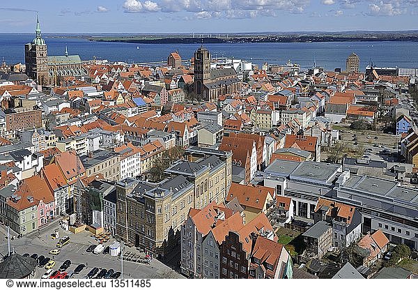 Blick von der Marienkirche über den historischen Stadtkern mit Nikolaikirche Jakobikirche Hafen und Strelasund Stralsund UNESCO-Welterbe Mecklenburg-Vorpommern Deutschland Europa PublicGround Europa