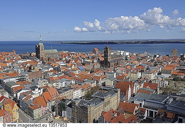 Blick von der Marienkirche über den historischen Stadtkern mit Nikolaikirche Jakobikirche Hafen und Strelasund Stralsund UNESCO-Welterbe Mecklenburg-Vorpommern Deutschland Europa PublicGround Europa