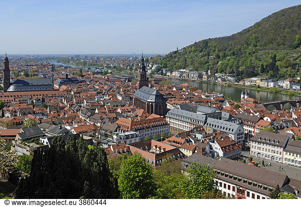 Blick von der Schlossruine auf Heidelberg  links die Jesuitenkirche  rechts die Heiliggeistkirche und Neckar  Schlosshof  Heidelberg  Baden-Württemberg  Deutschland  Europa