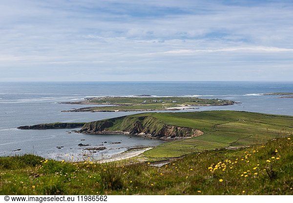 Blick von der Sky Road an der Westküste der Grafschaft Galway in der Nähe von Clifden  Republik Irland.