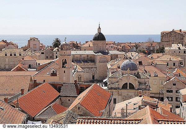 Blick von der Stadtmauer über die Dächer des historischen Zentrums  Dubrovnik  Kroatien  Europa