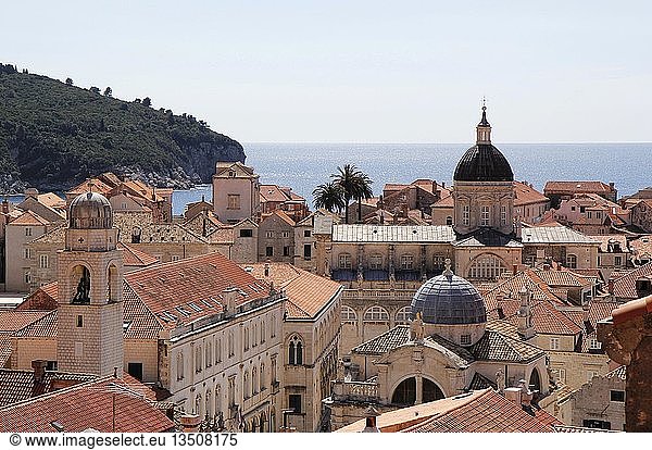Blick von der Stadtmauer über die Dächer des historischen Zentrums Dubrovnik Kroatien Europa