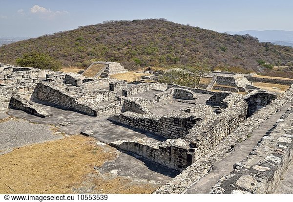 Blick von der Sternenpyramide auf die Grundmauern von Vorratskammern  Ruinenstätte Xochicalco  Cuernavaca  Bundesstaat Morelos  Mexiko  Nordamerika