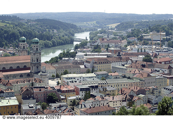 Blick von der Veste Oberhaus auf die Altstadt von Passau mit dem Dom Sankt Stephan und dem Inn  in Passau  Bayern  Deutschland  Europa