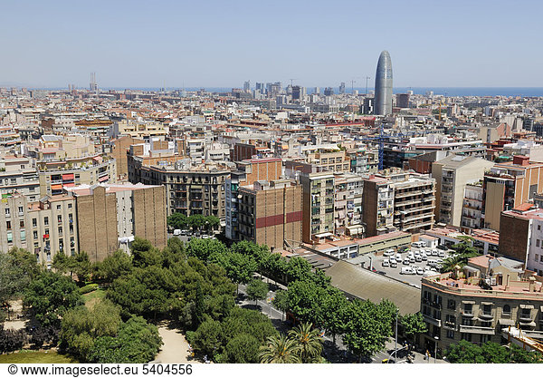 Blick von einem der Türme der La Sagrada FamÌlia  Eixample  Barcelona  Katalonien  Spanien  Europa