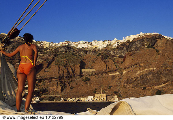 Blick von einem Segelkreuzfahrtschiff auf Thira  Santorin  Kykladen  Griechenland  Europa
