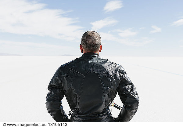 Blick von hinten auf den Motorradfahrer an der Startlinie auf den Salt Flats