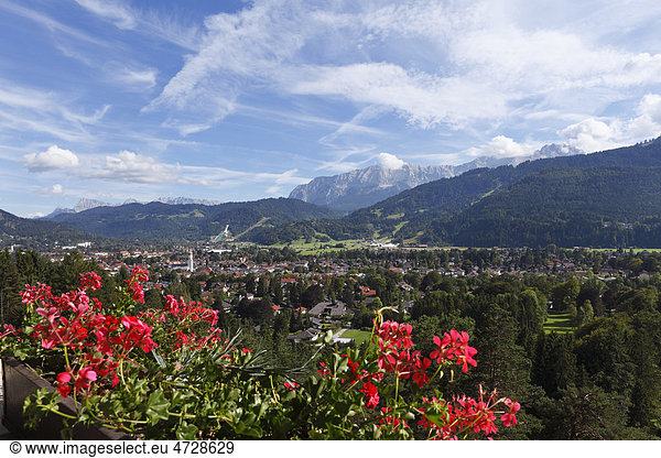 Blick von Kriegergedächtniskapelle über Garmisch-Partenkirchen  Werdenfelser Land  Oberbayern  Bayern  Deutschland  Europa