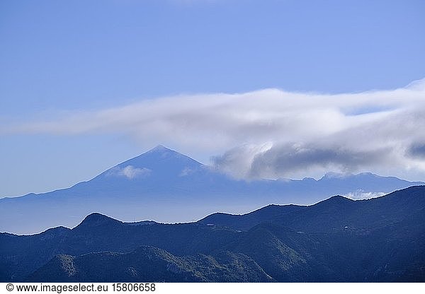 Blick von La Gomera auf den Vulkan Teide auf Teneriffa  La Gomera  Kanarische Inseln  Spanien  Europa