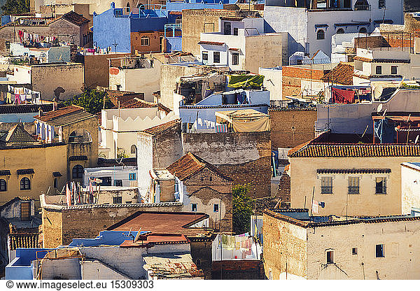 Blick von oben auf Chefchaouen mit seinen bunten Häusern  Chefchaoen  Marokko