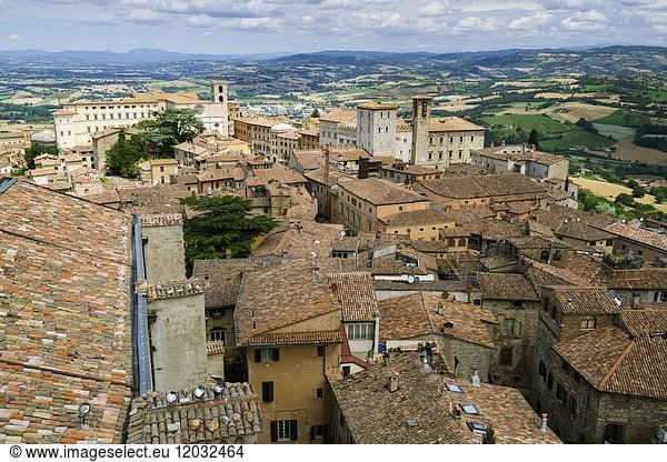 Blick von oben auf das alte Dorf  Todi  Umbrien  Italien  Europa