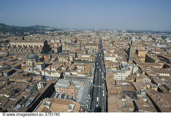 Blick von oben auf die Altstadt mit Via Rizzoli (vom Torre degli Asinelli) Bologna  Emilia Romagna  Italien