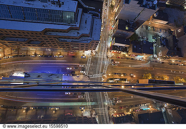 Blick von oben auf die Kreuzung von Stuart Street und Tremont Street bei Nacht  Boston  Suffolk County  Massachusetts  USA