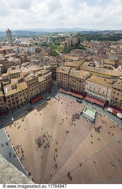 Blick von oben auf die Piazza del Campo mit den historischen Gebäuden und dem Brunnen Fonte Gaia,  Siena,  UNESCO-Weltkulturerbe,  Toskana,  Italien,  Europa