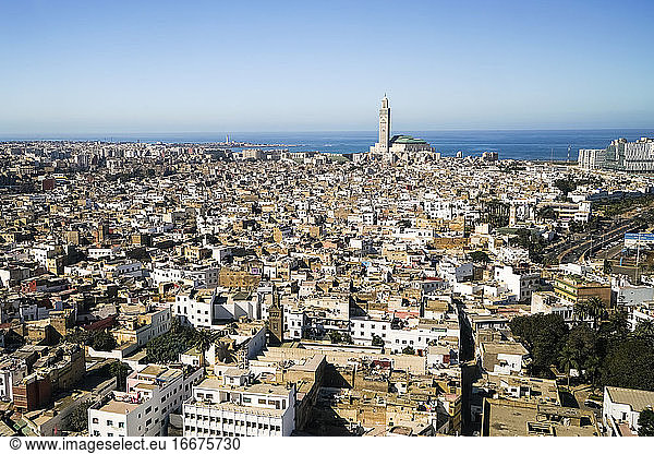 Blick von oben auf die Stadt Casablanca mit der Großen Moschee und dem Atlantik
