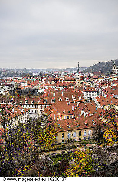 Blick von oben auf die Stadt  Prag  Tschechische Republik