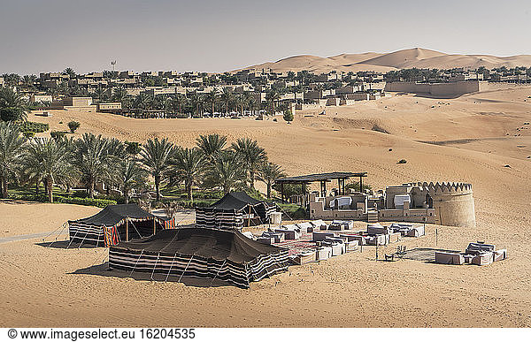 Blick von oben auf große Zelte im Wüstenresort Qsar Al Sarab  Empty Quarter Desert  Abu Dhabi  Vereinigte Arabische Emirate