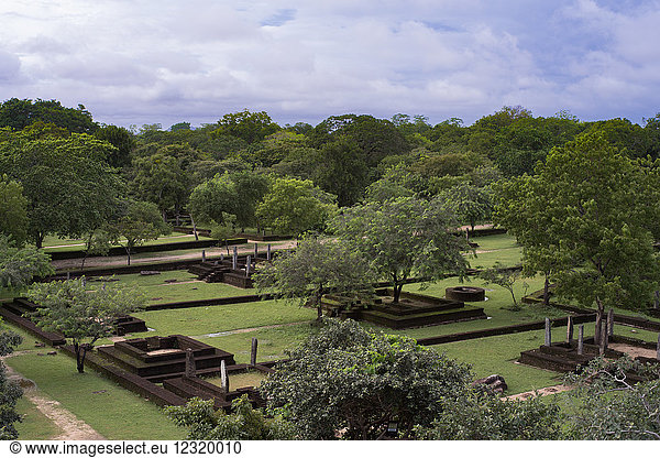 Blick von oben über Polonnaruwa  UNESCO-Weltkulturerbe  Sri Lanka  Asien