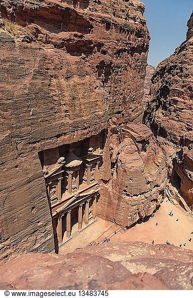 Blick von oben in die Schlucht Siq  in den Fels gehauenes Schatzhaus des Pharaos  Fassade des Schatzhauses Al-Khazneh  Khazne Faraun  Mausoleum in der Nabatäerstadt Petra  nahe Wadi Musa  Jordanien  Asien