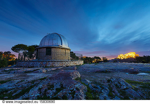 Blick von Pnyx auf das Nationale Observatorium und die Akropolis am frühen Morgen