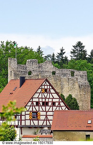 Blick von Süden auf die mittelalterliche Burg Derneck im Tal der Großen Lauter bei Reutlingen  Süddeutschland.