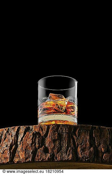 Blick von unten auf das Glas mit Single Malt Whiskey mit Eis