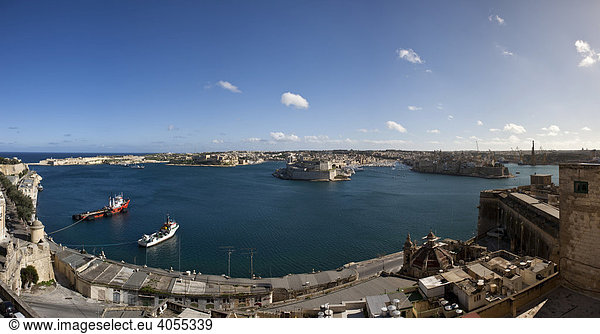 Blick von Valletta auf den Grand Harbour  v.l.n.R. Rinella  Kalkara  Fort St Angelo und Senglea  hinten der Hafen von Malta  vorne Barriera Wharf  Valletta  Malta  Europa