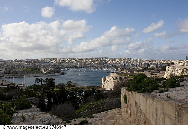Blick von Valletta über den Marsamxett Harbour auf Lazzaretto Creek vorne St Andrew's Bastion Valletta Malta Europa