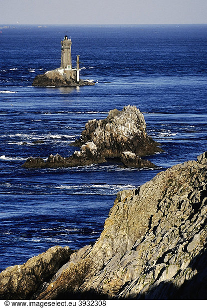 Blick vor der Pointe du Raz auf Felsen und Leuchtturm  FinistËre  Bretagne  Frankreich  Europa