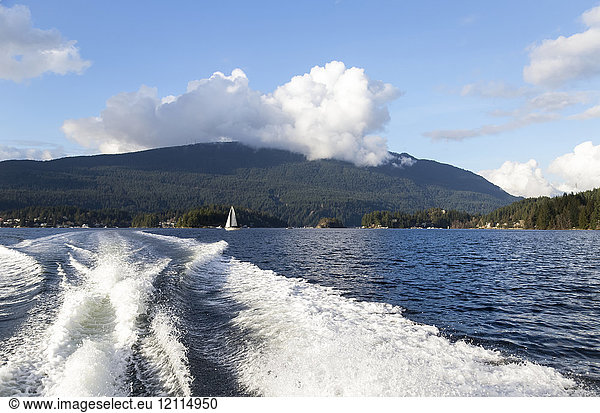 Blick zurück auf die Bergkette und die Stadt während das Boot weiter in die Deep Cove und den Park am Indian Arm fährt ein beliebter Tagesausflug für Einwohner und Touristen von Vancouver; Vancouver British Columbia Kanada