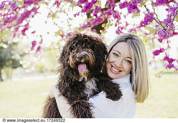 Blonde Frau mit Hund im Frühling