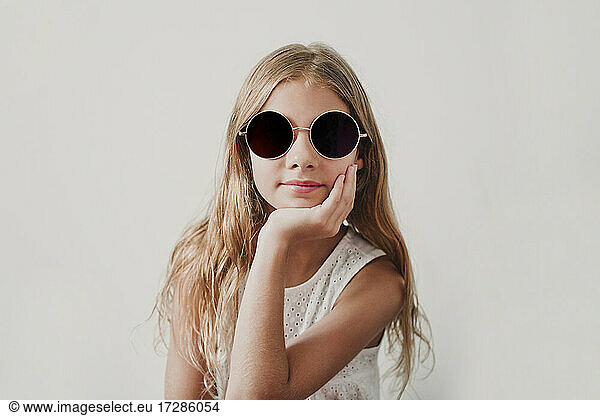Blondes Mädchen mit Sonnenbrille
