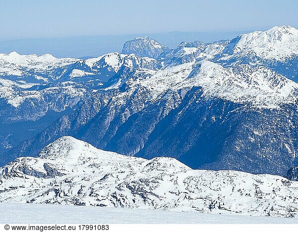 Blue sky over winter landscape  snow-covered Alpine peaks  view from Hallstatt glacier to the Tote Gebirge  Dachstein massif  Styria  Austria  Europe