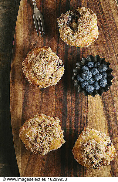 Blueberry muffins with crumble