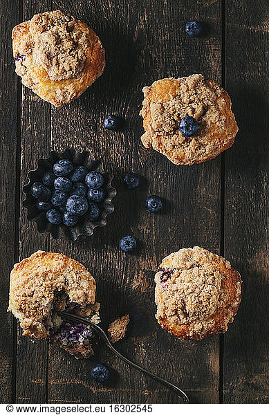 Blueberry muffins with crumble